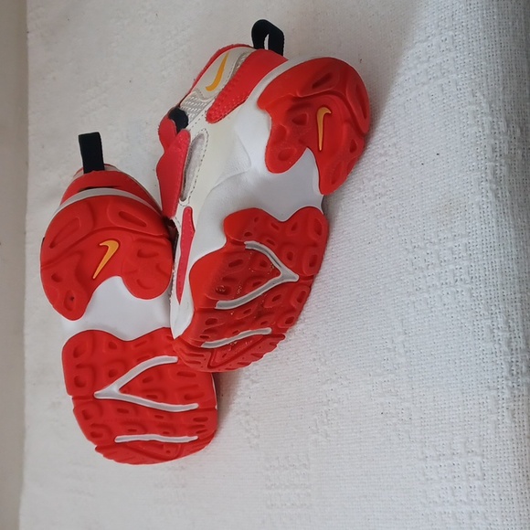 Toddler Nike shoes 5.5. Doesn't Have Insoles - Picture 4 of 4